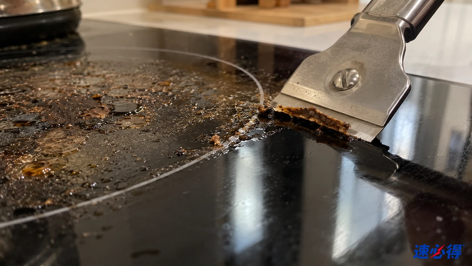 示意图：金属刮刀铲起黑色玻璃灶面上焦垢的近景。